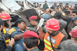 گجرات: چناب پل پر ٹرک اور مسافر وین میں تصادم 9 افراد زخمی