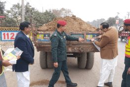 جہلم: حادثات سے بچاؤ کیلئے ٹریکٹر ٹرالیوں پر ریفلیکٹرز سٹیکرز نصب