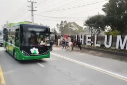 جہلم میں تعلیمی ادارے کھلتے ہی گرین الیکٹرک بس کی ٹائمنگ طلبہ کے لیے مسئلہ بن گئی