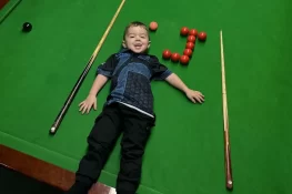 دو سالہ بچے نے اسنوکر میں دو عالمی ریکارڈ قائم کر دیے