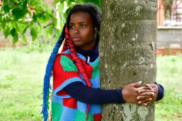 کینیا کی خاتون نے درخت کو 72 گھنٹے گلے لگانے کا عالمی ریکارڈ قائم کر دیا