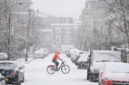 برطانیہ میں شدید برفباری کا الرٹ، سفری نظام متاثر ہونے کا خدشہ