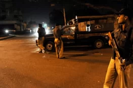 کراچی: اورنگی ٹاؤن میں مسلح ڈاکوؤں کے خلاف پولیس مقابلہ