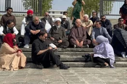 عمران خان کی اسپتال منتقلی پر اپوزیشن اتحاد کا احتجاج تیسرے روز میں داخل