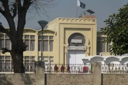 عمران خان کی آنکھوں کے علاج کے لیے ایمبولینس اڈیالہ جیل پہنچ گئی