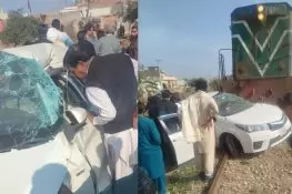 ملکوال سے پنڈدادنخان آنے والی شٹل ٹرین مڈھ پھاٹک کے قریب گاڑی سے ٹکرا گئی، ایک شخص زخمی