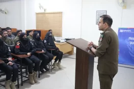 گجرات: پولیس لائن میں افسران و ملازمان کے لیے عوام دوست پولیسنگ ورکشاپ