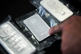 کراچی ائیر پورٹ پر دبئی سے آنے والی خاتون سے 6 کلو چاندی کے بسکٹ برآمد