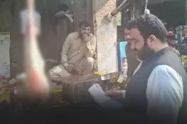 جلالپور جٹاں: سرکاری نرخوں سے زائد قیمت وصول کرنے پر قصابوں کو جرمانے