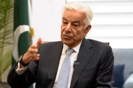 ضرورت پڑی تو افغانستان میں فضائی کارروائی سے گریز نہیں کریں گے: خواجہ آصف