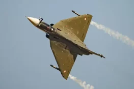 بھارتی فضائیہ کا تیجس طیارہ لینڈنگ کے دوران تباہ