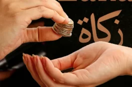 زکوٰۃ کی رقم ایک فرد کو دینا بہتر ہے یا متعدد افراد میں تقسیم کرنا؟
