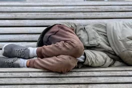 برطانیہ میں ایک سال میں بے گھر بچوں کی تعداد میں 7 ہزار کا اضافہ