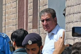 عمران خان کی آنکھ کی حالت پر بہت دکھ ہے:محمود قریشی