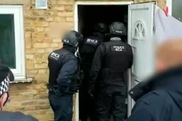 برطانیہ میں غیرملکی مجرموں کے خلاف سخت کریک ڈاؤن