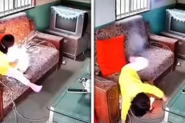 چین میں بچی کے ہاتھ میں موبائل فون پھٹ گیا، ویڈیو سوشل میڈیا پر وائرل