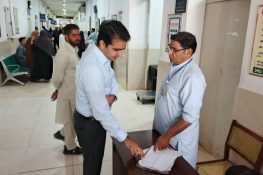 اسسٹنٹ کمشنر جہلم آفتاب اشرف کا ڈی ایچ کیو ہسپتال کا اچانک دورہ، طبی سہولیات کا جائزہ لیا