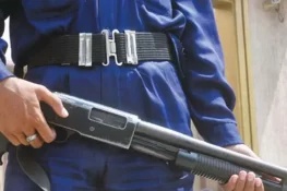 کراچی: سکیورٹی گارڈ نے شہری سے ڈکیتی کی کوشش ناکام بنا دی