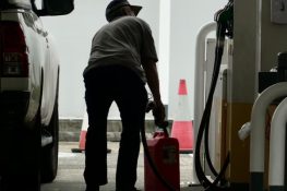 سری لنکا میں 4 لیٹر پیٹرول رکھنے پر شہری کو 21 دن قید کی سزا