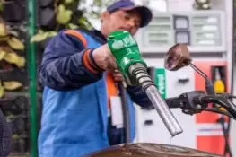 تیل سپلائی پر کوئی خطرہ نہیں، ملک میں پیٹرولیم ذخائر وافر ہیں: خرم شہزاد