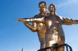 واشنگٹن ڈی سی میں جیفری ایپسٹین اور ڈونلڈ ٹرمپ کا متنازع مجسمہ نصب