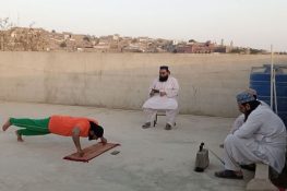 پاکستانی ایتھلیٹ محمد ارشد نے انگوٹھے پر پُش اپس کا عالمی ریکارڈ تیسری بار قائم کر دیا