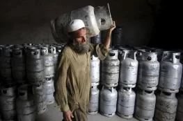 جہلم میں ایل پی جی سلنڈر کی قیمت 4 ہزار روپے تک جا پہنچی، سرکاری نرخ نظر انداز، شہری پریشان