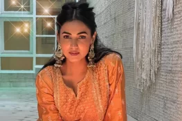 ایران۔اسرائیل کشیدگی: بھارتی اداکارہ سونل چوہان دبئی ائیرپورٹ پر محصور، حکومت سے مدد کی اپیل