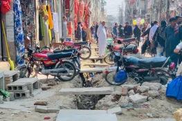 جہلم: تحصیل روڈ کی تزئین و آرائش سے کاروبار ٹھپ، دکاندار سخت پریشان