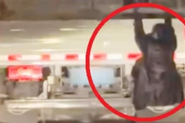 بے وفائی کے شبہے پر خاتون کی خطرناک حرکت، ٹرک کے پیچھے لٹک کر شوہر کا پیچھا