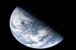 خلا سے زمین کا دلکش منظر: آرٹیمس 2 مشن کی حیرت انگیز تصاویر