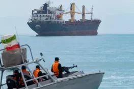 آبنائے ہرمز میں کشیدگی: پاسداران انقلاب کی امریکی جنگی جہازوں کو وارننگ، ویڈیو جاری