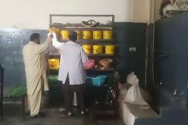 گجرات میں فوڈ سیفٹی مہم جاری، متعدد دکانوں کو جرمانے اور نوٹس جاری