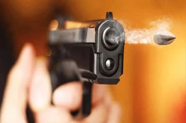 منشیات فروشوں کی فائرنگ سے پولیس کارروائی کے دوران خاتون زخمی، احتجاج پر سڑک بند