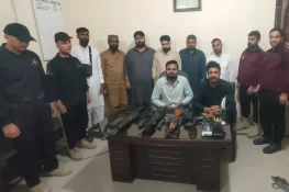 جہلم میں ڈالہ کلچر اور اسلحہ کی نمائش کرنے والے 10 ملزمان گرفتار، جدید اسلحہ اور گاڑیاں برآمد