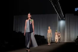 پیرس میں موڈسٹ فیشن ویک: باحیا لباس عالمی توجہ کا مرکز بن گیا