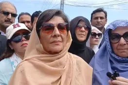 اڈیالہ جیل کے باہر علیمہ خان کا اظہارِ ناراضی، پارٹی قیادت کو سخت تنقید کا نشانہ