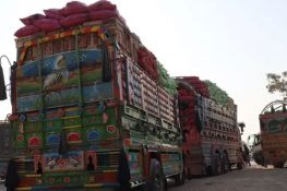 مظفر گڑھ میں ایف بی آر کی بڑی کارروائی: کروڑوں روپے کا اسمگل شدہ سامان برآمد