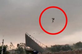 بھارت میں طوفان کے دوران شخص کے ہوا میں اڑنے کی ویڈیو وائرل