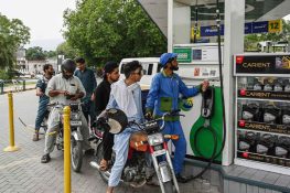 قیمتوں میں کمی کے باوجود پیٹرول اور ڈیزل اب بھی مہنگے، عوامی ریلیف محدود