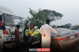 ڈنگہ میں خوفناک ٹریفک حادثہ، کار ٹرک سے ٹکرا گئی، دو افراد جاں بحق