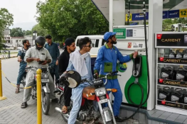 پیٹرول مزید مہنگا: حکومت نے قیمتوں میں بڑا اضافہ کر دیا