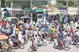 بلوچستان میں پیٹرول بحران شدت اختیار کر گیا، قیمتیں 500 روپے فی لیٹر تک پہنچ گئیں