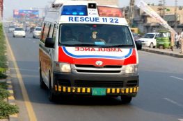 ناراض بیوی کو منانے آیا داماد حادثے کا باعث بن گیا، سسر گاڑی تلے آ کر جاں بحق