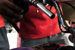 پیٹرولیم مصنوعات کی قیمتوں میں کمی، عوام کو جزوی ریلیف مل گیا