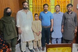 گجرات: لاپتہ 11 سالہ بچی اقراء بحفاظت بازیاب، والدہ کے حوالے کر دی گئی
