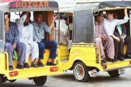 جہلم میں چنگ چی رکشہ ڈرائیورز کی من مانی، زائد کرایوں اور بدسلوکی پر شہری سراپا احتجاج