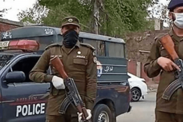 گجرات میں پولیس آپریشن، ساتھیوں کی فائرنگ سے زخمی ہونے والے 2 مبینہ ڈاکو ہلاک، سرچ آپریشن جاری