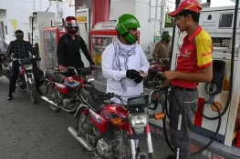 حکومت نے پیٹرولیم مصنوعات کی نئی قیمتوں کا اعلان کر دیا، ڈیزل مہنگا، پیٹرول سستا