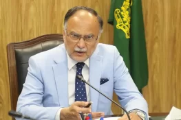 تیل مہنگا کرنا حکومتی مجبوری، عالمی صورتحال کے باعث قیمتیں بڑھیں: احسن اقبال